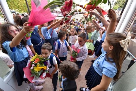 Jucării, flori și ochi înlăcrimați: Cum a fost prima zi de școală pentru elevii celei mai mari unități de învățământ din Oradea (FOTO)