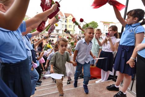 Jucării, flori și ochi înlăcrimați: Cum a fost prima zi de școală pentru elevii celei mai mari unități de învățământ din Oradea (FOTO)