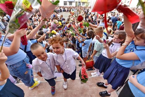 Jucării, flori și ochi înlăcrimați: Cum a fost prima zi de școală pentru elevii celei mai mari unități de învățământ din Oradea (FOTO)