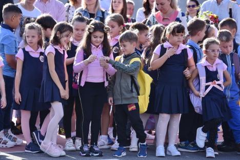 A sunat clopoțelul! Cei peste 94.000 de elevi din Bihor au început școala (FOTO)