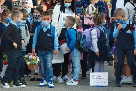 Al doilea an școlar în pandemie: În Oradea, școala a început cu multe flori și zâmbete sub măști (FOTO / VIDEO)