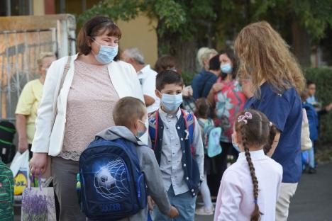 Prima zi de şcoală, în Oradea: Cu flori în braţe şi măşti pe feţe, copiii şi-au lăsat părinţii îngrijoraţi la poartă (FOTO)