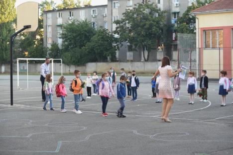 Prima zi de şcoală, în Oradea: Cu flori în braţe şi măşti pe feţe, copiii şi-au lăsat părinţii îngrijoraţi la poartă (FOTO)