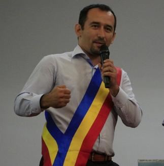 Panoul ruşinii: Un primar din Caraş Severin pune pe Facebook poze cu cei care nu respectă curăţenia