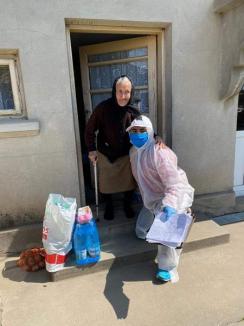 Iresponsabil: Un primar din Giurgiu s-a îmbrățișat cu bătrânii cărora le-a dus alimente (FOTO)