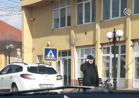 Primarul unui oraș din Bihor cu incidență mare de Covid, filmat umblând fără mască: 'Uit câteodată, am greşit' (FOTO / VIDEO)