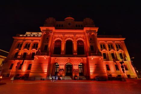 Primăria Oradea, iluminată în portocaliu, de Ziua Internațională pentru eliminarea violenței asupra femeilor (FOTO)
