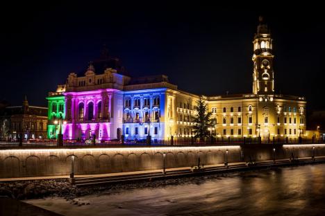 Primăria Oradea, „colorată” în verde, roz și albastru, în semn de solidaritate cu persoanele care suferă de boli rare (FOTO/VIDEO)