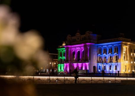 Primăria Oradea, „colorată” în verde, roz și albastru, în semn de solidaritate cu persoanele care suferă de boli rare (FOTO/VIDEO)