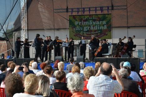 Vivaldi în Cetate. Sute de orădeni au participat la deschiderea primei ediţii a festivalului 'Primăvara din grădină' (FOTO / VIDEO)
