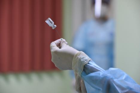 Medicii orădeni îndeamnă la vaccinare: „Este o şansă de care trebuie să profităm' (FOTO / VIDEO)