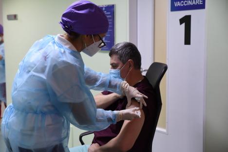 Medicii orădeni îndeamnă la vaccinare: „Este o şansă de care trebuie să profităm' (FOTO / VIDEO)