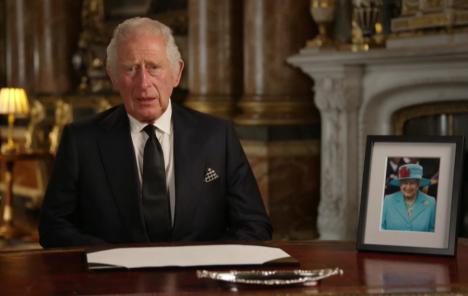„Îl iubim pe Regele Charles!”. Noul monarh al Marii Britanii a fost primit cu urale la Palatul Buckingham. Primul său mesaj către popor, plin de emoție (VIDEO)