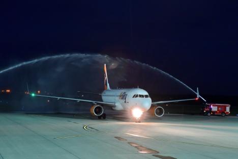 Ieri București, azi Londra: HiSky a lansat zborurile din Oradea spre Capitală și Marea Britanie. Aeroportul orădean, în premieră bază operațională (FOTO)