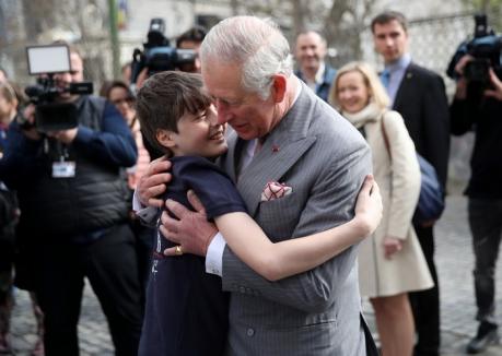 În vizită în România, Prinţul Charles a încălcat protocolul regal şi a îmbrăţişat un copil (VIDEO)