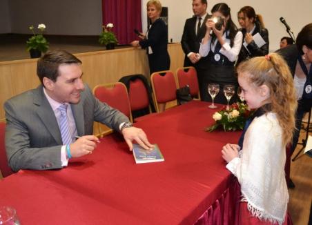 Prinţul şi poveştile: Principele Nicolae al României le-a adus cărţi elevilor din Biharia şi Diosig (FOTO)