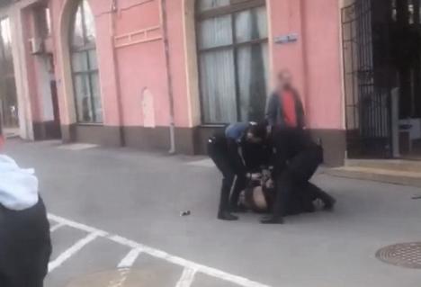 Răzbunare în centrul oraşului: Agent şef de la Penitenciarul Oradea, atacat cu spray lacrimogen de un fost deţinut (VIDEO)