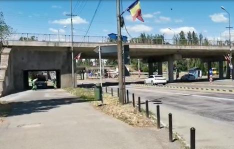 Scene groaznice în Oradea. Un bărbat a fost găsit într-o baltă de sânge, după ce s-ar fi aruncat de pe un pod (VIDEO)