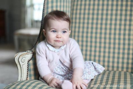 Primele imagini cu prinţesa Charlotte a Marii Britanii de la botez încoace