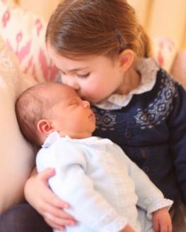 Primele imagini cu bebeluşul regal, alături de prinţesa Charlotte
