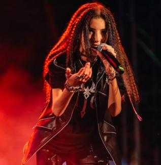 Prințesa rock: O adolescentă de 13 ani din Oradea face furori cântând rock cu pasiune (FOTO/VIDEO)