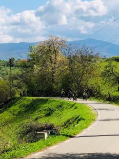 La pedalat, printre dealuri și doline: pasionații de natură sunt invitați în weekend să descopere Platoul Carstic Vașcău (FOTO)
