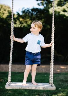 Prinţul George a împlinit 3 ani. Palatul Kensington a publicat fotografii simpatice cu sărbătoritul (FOTO)