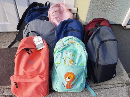 Au început școala cum trebuie! Peste 60 de elevi nevoiași din Bihor au primit ghiozdane și rechizite de la o asociație din Oradea (FOTO)