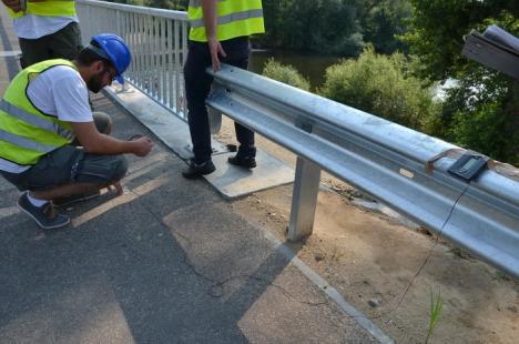 Podul din Dragoş Vodă: Specialiştii măsoară rezistenţa construcţiei sub sarcina a două camioane de 31,5 de tone (FOTO)