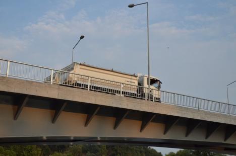 Podul din Dragoş Vodă: Specialiştii măsoară rezistenţa construcţiei sub sarcina a două camioane de 31,5 de tone (FOTO)