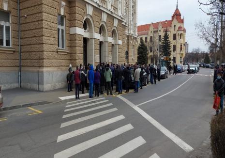 Proces maraton la Tribunalul Bihor: Imagini inedite în fața instanței, cu peste 300 de oameni care au dat şpagă pentru pensionări medicale (FOTO)