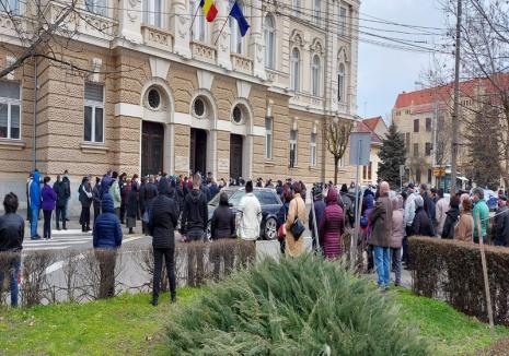 Proces maraton la Tribunalul Bihor: Imagini inedite în fața instanței, cu peste 300 de oameni care au dat şpagă pentru pensionări medicale (FOTO)