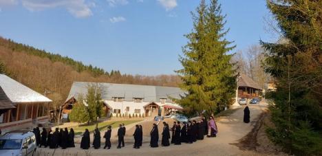 Rugăciune fără distanțare: Călugării de la Mănăstirea Izbuc au făcut o procesiune cu icoanele pentru oprirea coronavirusului (FOTO)