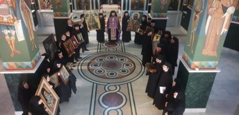 Rugăciune fără distanțare: Călugării de la Mănăstirea Izbuc au făcut o procesiune cu icoanele pentru oprirea coronavirusului (FOTO)