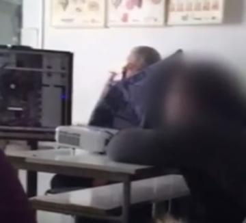 Profesor de la FMF Oradea, filmat de studenţi în timp ce fuma în sala de curs (VIDEO)