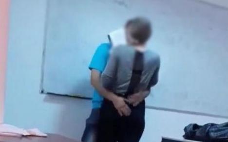Revoltător: Profesor filmat în timp ce săruta pasional o elevă, în faţa clasei (VIDEO)