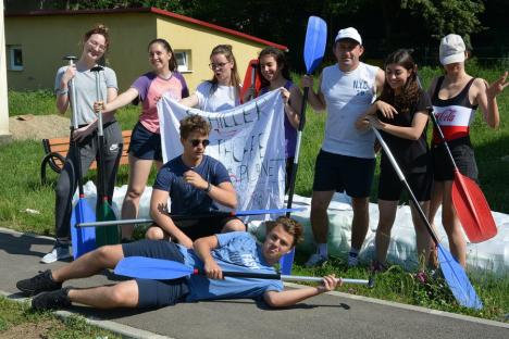 Profu’ „dus” cu pluta: Cum reușește un profesor de sport din Oradea să-i facă pe elevi preocupați de mișcarea în aer liber (FOTO)