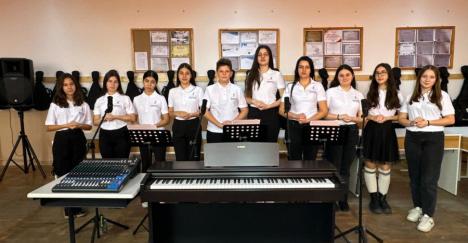 Elevii din Suplacu de Barcău sunt în armonie! Liceul din localitate s-a dotat cu instrumente muzicale și echipamente audio moderne (FOTO)