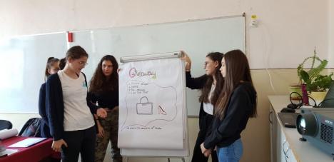 Şcoală... altfel: Elevi de la „Mihai Eminescu” vor lucra o lună într-o companie din Oradea, ca să afle ce se cere pe piaţa forţei de muncă (FOTO)