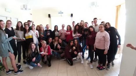 'Walking in the shoes of others': Elevii economişti din Oradea învaţă să lupte cu discriminarea şi bullying-ul (FOTO)