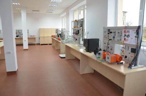 Universitatea din Oradea are patru laboratoare de inginerie nou-nouţe, dotate inclusiv cu tehnică mobilă pentru decontaminarea solului (FOTO)