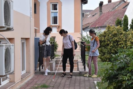 Ochiul din pământ: În premieră națională, în Bihor se fac cursuri de orientare pentru nevăzători cu ajutorul bastonului alb (FOTO/VIDEO)