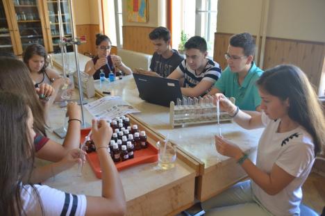 Simbolurile vitalităţii: Elevii Colegiului Naţional Iosif Vulcan învaţă despre calitatea aerului şi apei într-un proiect finanţat din Fondul Ştiinţescu (FOTO)