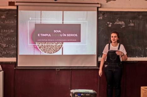 Studenții din Cluj le-au explicat liceenilor din Ştei despre cum să mănânce sănătos (FOTO)