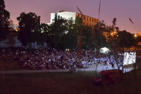 Caravană cu ghinion: Proiecţia filmului 'Aferim!', din caravana TIFF, întreruptă după ce vântul a dat jos ecranul (FOTO)