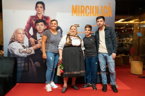 Aventurile lui „Mirciulică”, răsplătite cu aplauze la Oradea: Mircea Bravo și tanti Lenuța s-au întâlnit şi fotografiat cu fanii orădeni (FOTO/VIDEO)