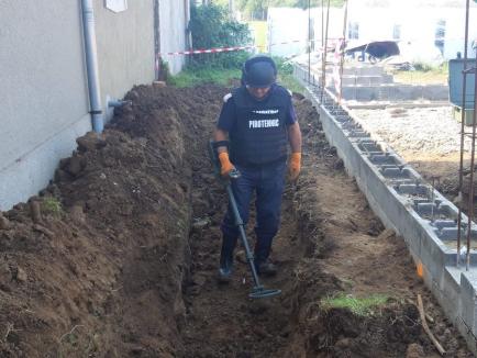 Arsenal de război, găsit în Bihor: Au fost dezgropate zeci de proiectile de mare calibru, pompierii au evacuat locuitorii zonei (FOTO/VIDEO)