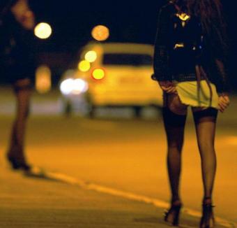 Prostituate ridicate de pe stradă şi duse la analize de sânge