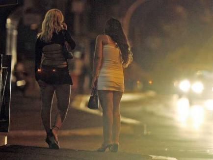 Nouă razie printre prostituate: 17 fete ridicate de la "muncă", două prinse în timp ce făceau sex cu clienţii 