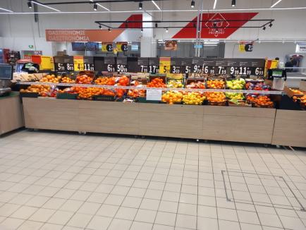 Magazin Carrefour din Oradea, amendat de Protecția Consumatorilor. Două raioane au fost închise (FOTO/VIDEO)